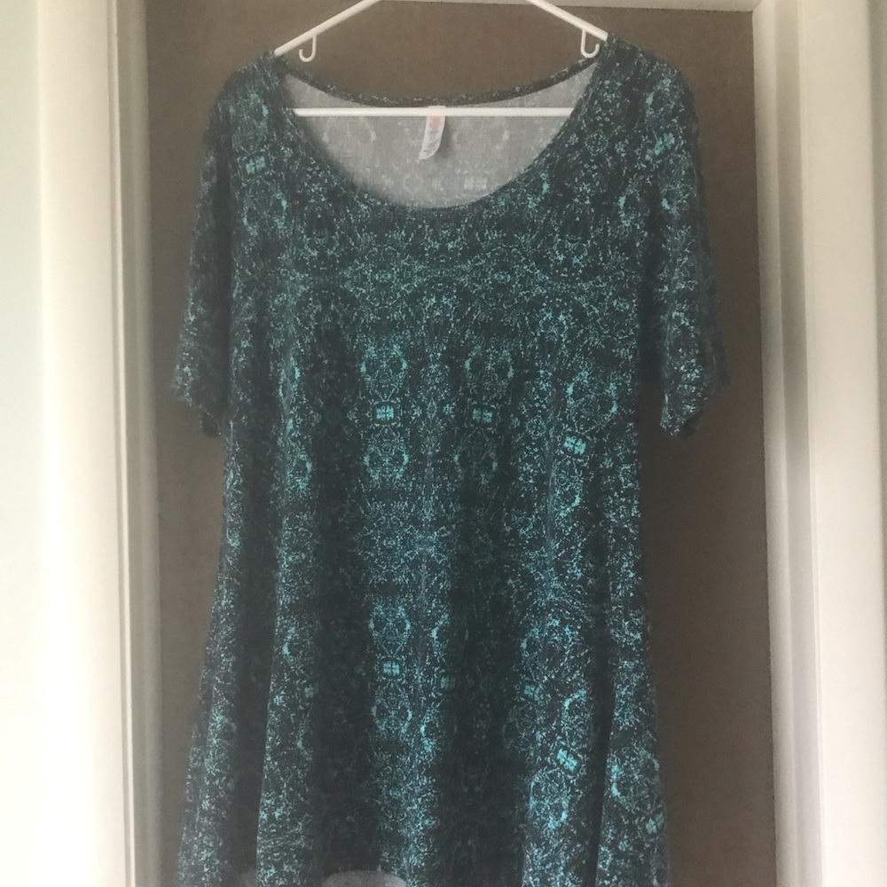 Medium Lularoe Perfect T